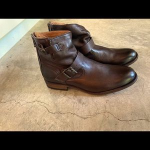 EUC zip back brown leather Frye boots